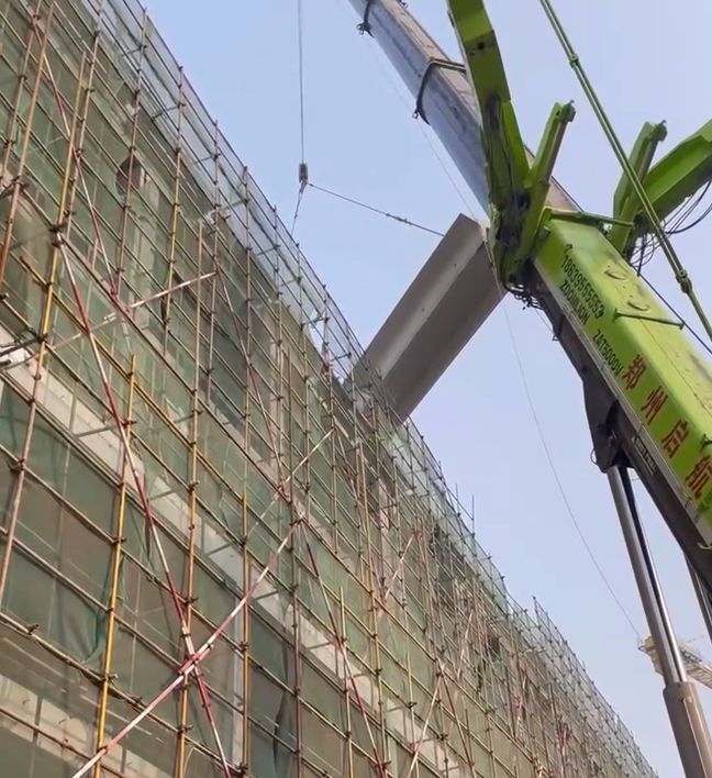 新亞集團30米*3米吊裝就位現場